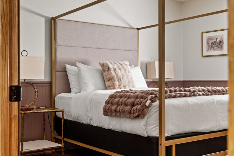 Hilltop Ozark Retreat with Panoramic Sunset Views - Theodosia, Missouri