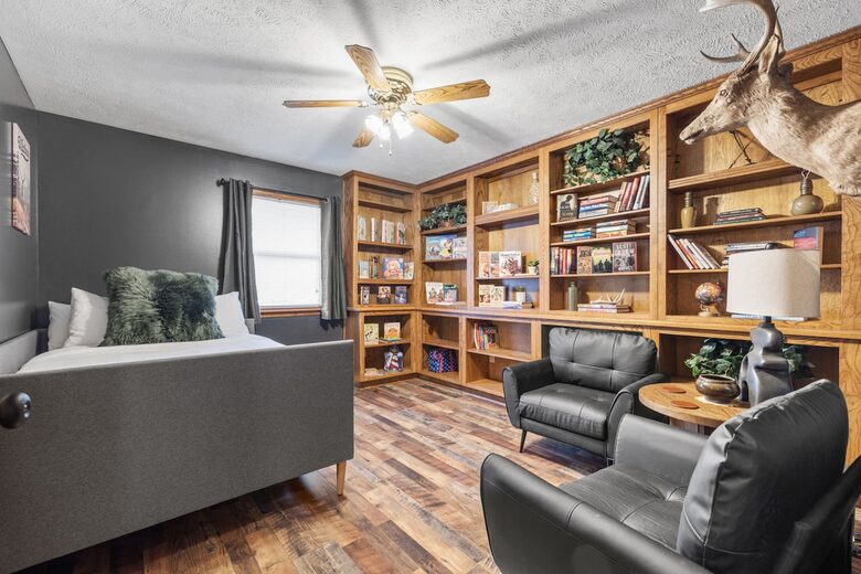 Hilltop Ozark Retreat with Panoramic Sunset Views - Theodosia, Missouri