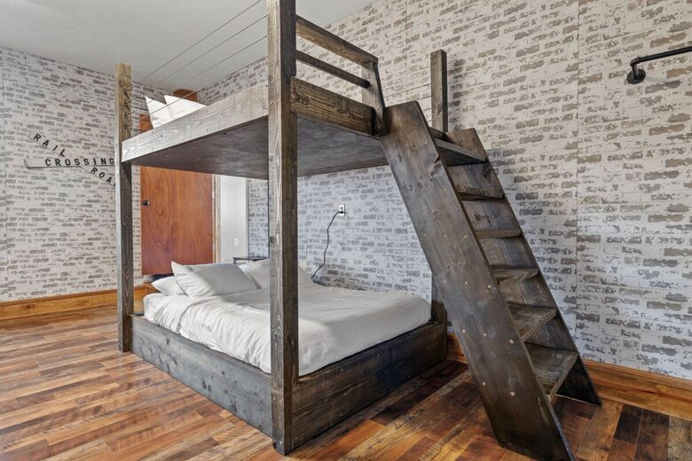 Hilltop Ozark Retreat with Panoramic Sunset Views - Theodosia, Missouri