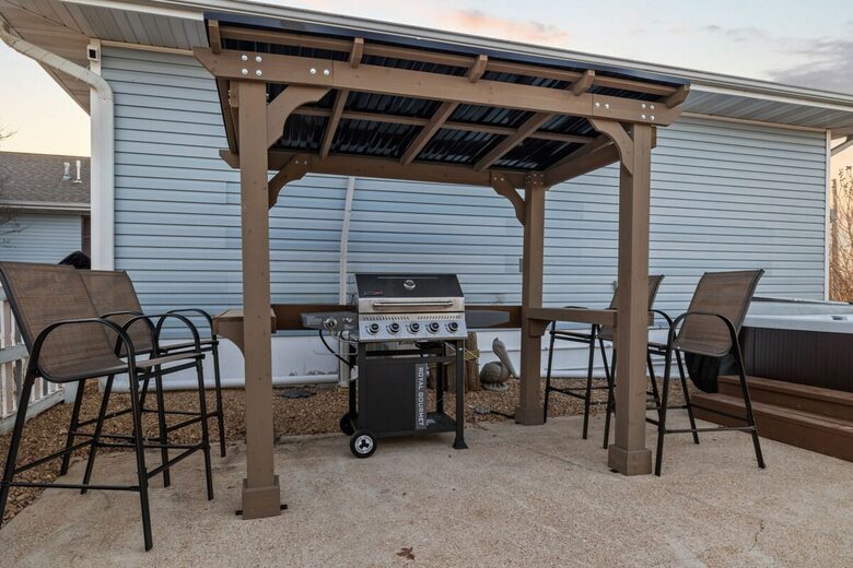 Hilltop Ozark Retreat with Panoramic Sunset Views - Theodosia, Missouri