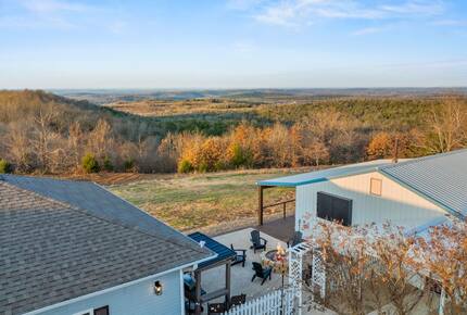 Hilltop Ozark Retreat with Panoramic Sunset Views - Theodosia, Missouri