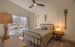 The Curated Treehouse | Private Hot Tub with Trail & Resort Access - Innsbrook, Missouri