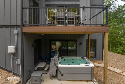 The Curated Treehouse | Private Hot Tub with Trail & Resort Access - Innsbrook, Missouri
