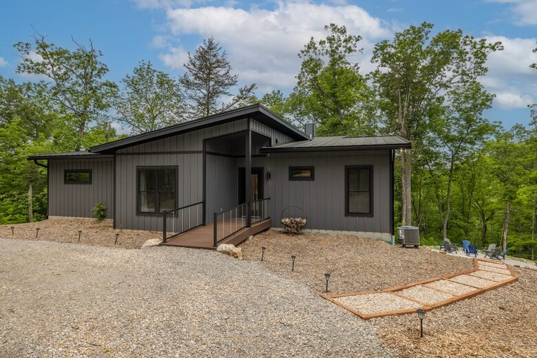 The Curated Treehouse | Private Hot Tub with Trail & Resort Access - Innsbrook, Missouri