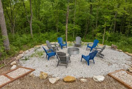 The Curated Treehouse | Private Hot Tub with Trail & Resort Access - Innsbrook, Missouri