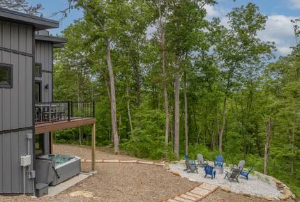 The Curated Treehouse | Private Hot Tub with Trail & Resort Access - Innsbrook, Missouri