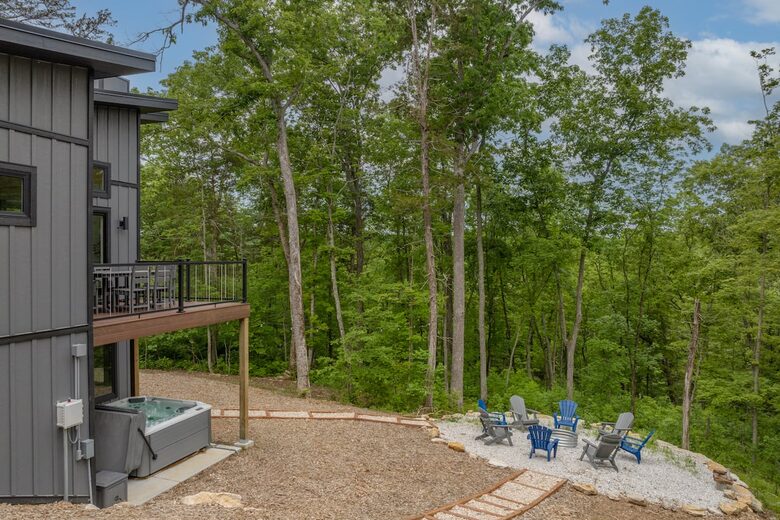The Curated Treehouse | Private Hot Tub with Trail & Resort Access - Innsbrook, Missouri