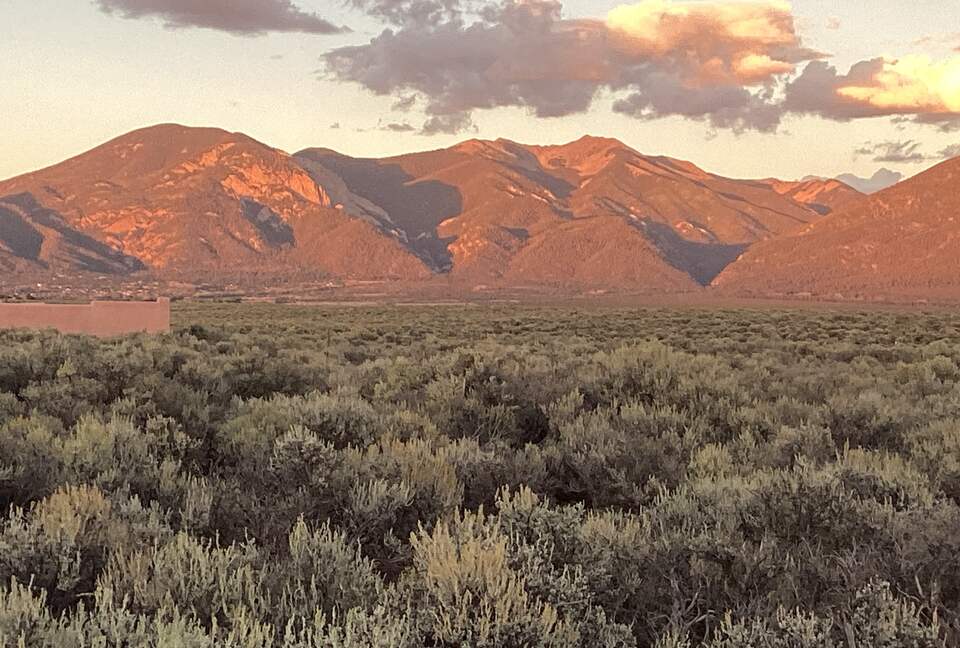 High Desert Adobe Escape Near Taos - El Prado, New Mexico