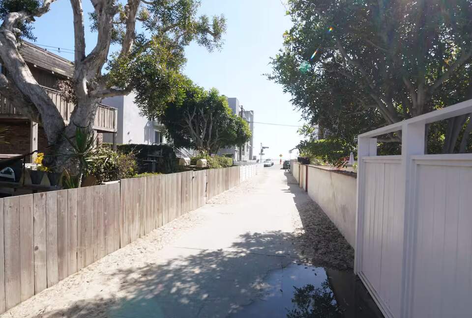 Steps-to-Beach Marina del Rey Home with Ocean-View Rooftop Living - Marina del Rey, California