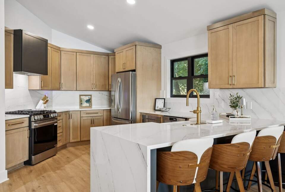 A Luxe Lakefront Escape Above Tim’s Ford - Winchester, Tennessee