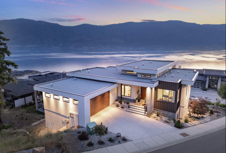 Contemporary Kelowna Escape with Panoramic Views - Kelowna, Canada