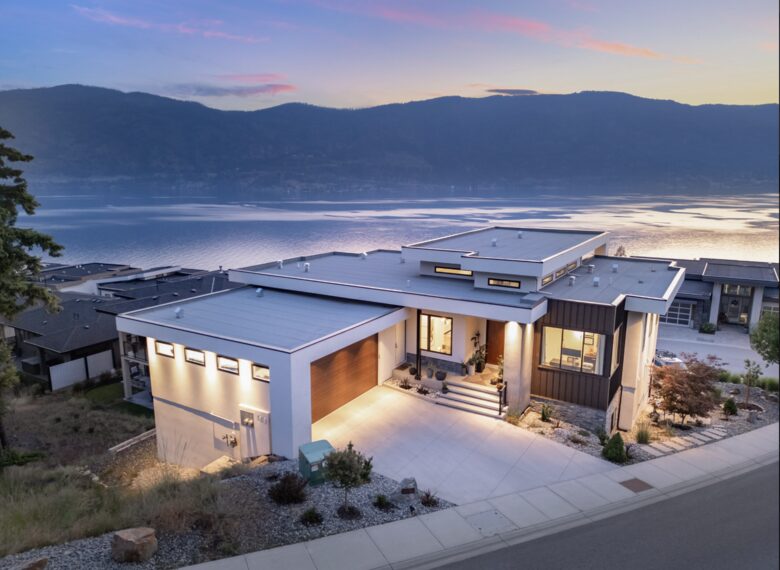Contemporary Kelowna Escape with Panoramic Views - Kelowna, Canada