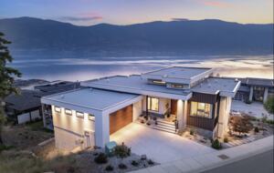 Contemporary Kelowna Escape with Panoramic Views - Kelowna, Canada