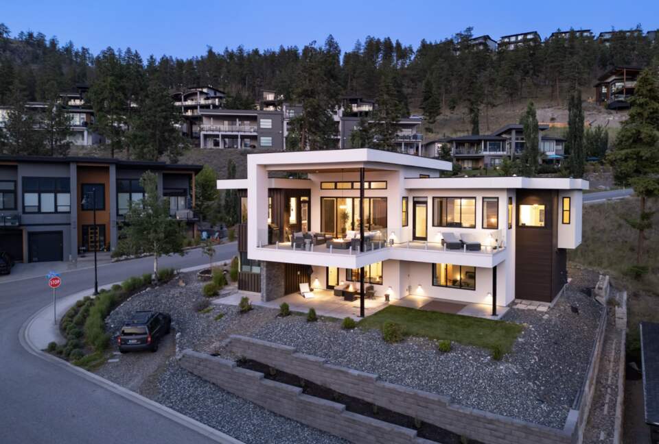 Contemporary Kelowna Escape with Panoramic Views - Kelowna, Canada