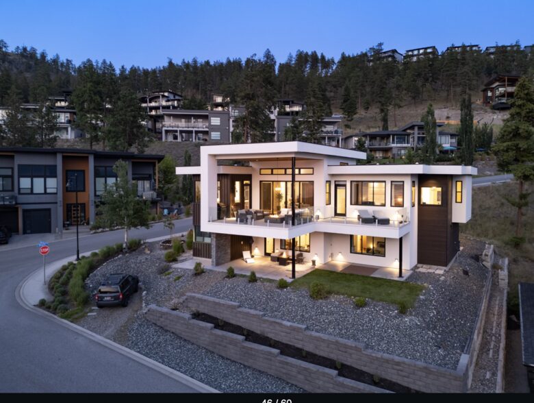 Contemporary Kelowna Escape with Panoramic Views - Kelowna, Canada