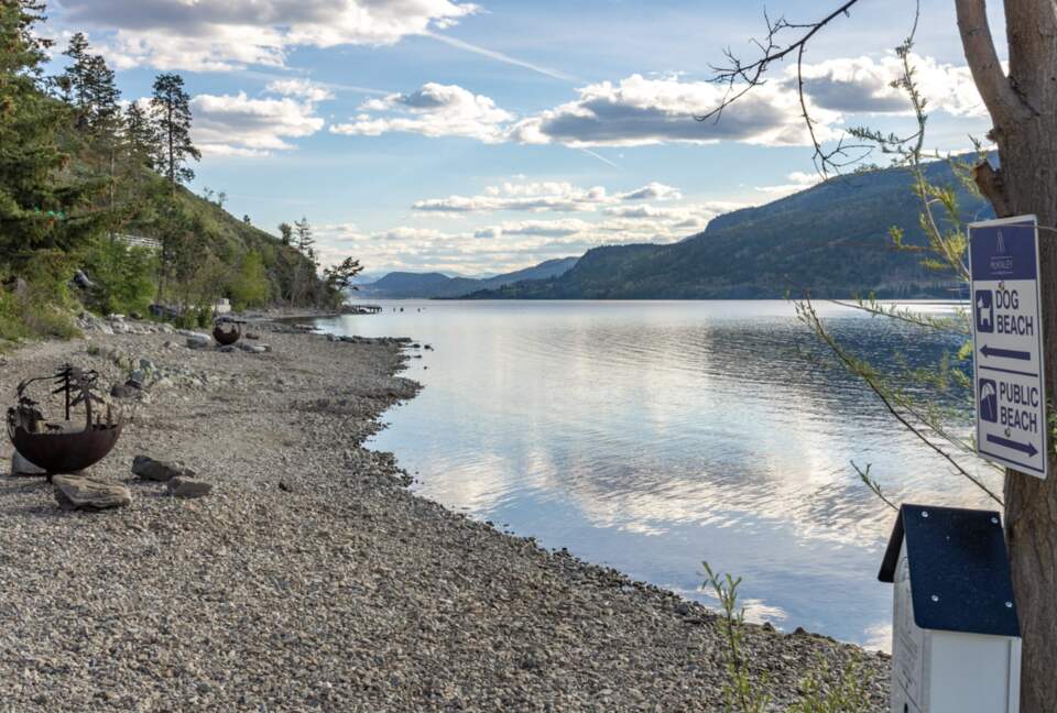 Contemporary Kelowna Escape with Panoramic Views - Kelowna, Canada