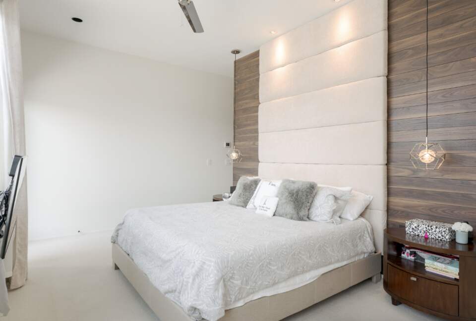 Contemporary Kelowna Escape with Panoramic Views - Kelowna, Canada