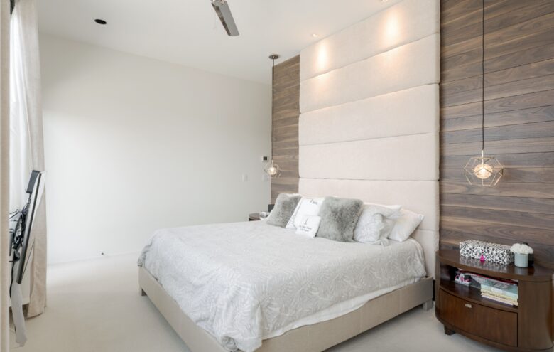 Contemporary Kelowna Escape with Panoramic Views - Kelowna, Canada