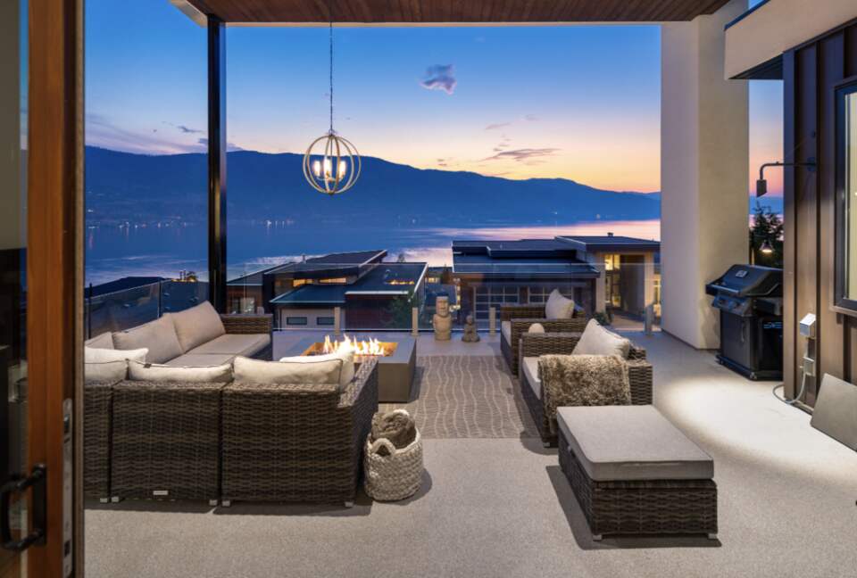 Contemporary Kelowna Escape with Panoramic Views - Kelowna, Canada