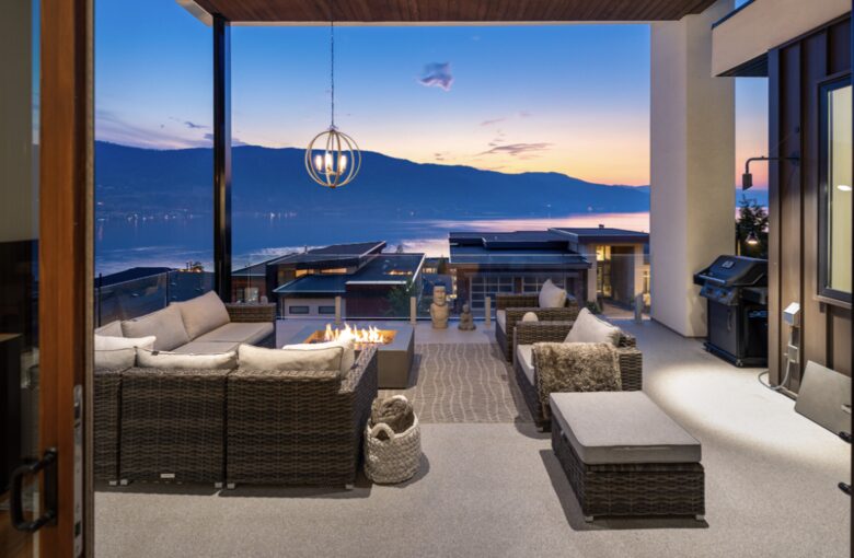 Contemporary Kelowna Escape with Panoramic Views - Kelowna, Canada