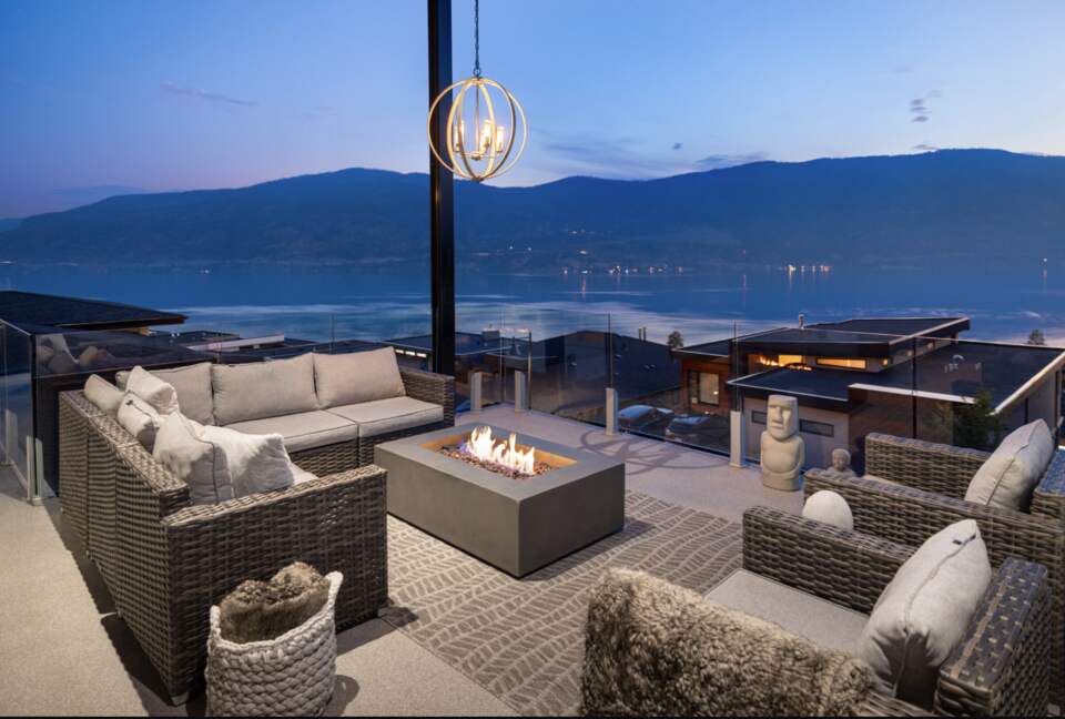 Contemporary Kelowna Escape with Panoramic Views - Kelowna, Canada