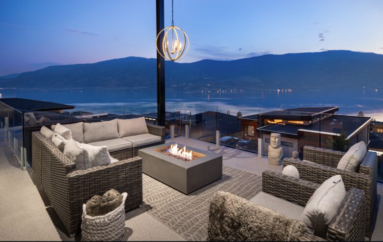 Contemporary Kelowna Escape with Panoramic Views - Kelowna, Canada