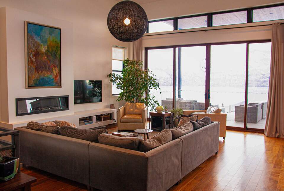 Contemporary Kelowna Escape with Panoramic Views - Kelowna, Canada