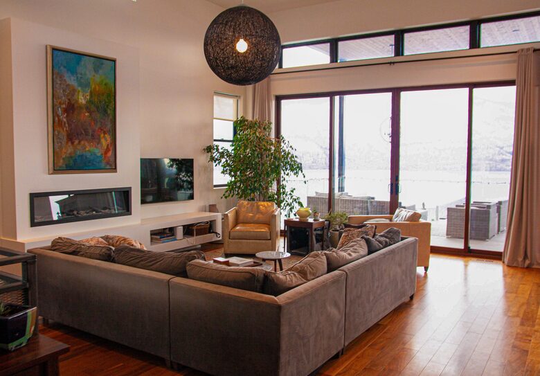 Contemporary Kelowna Escape with Panoramic Views - Kelowna, Canada