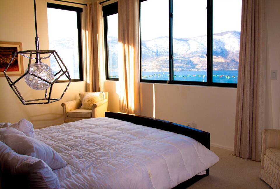 Contemporary Kelowna Escape with Panoramic Views - Kelowna, Canada