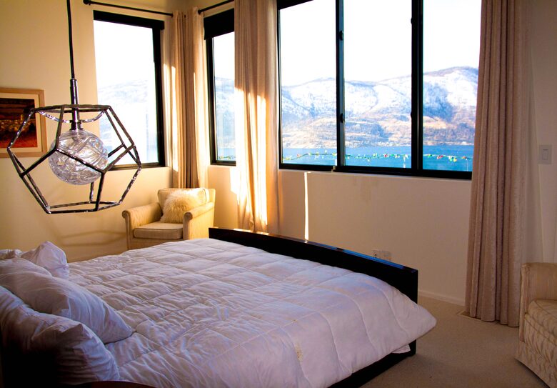 Contemporary Kelowna Escape with Panoramic Views - Kelowna, Canada