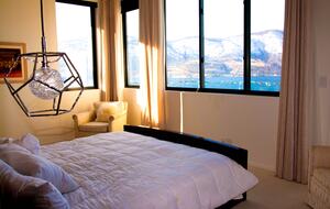 Contemporary Kelowna Escape with Panoramic Views - Kelowna, Canada