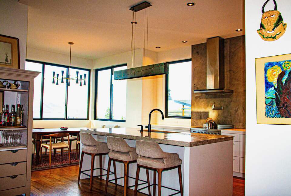 Contemporary Kelowna Escape with Panoramic Views - Kelowna, Canada