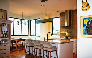 Contemporary Kelowna Escape with Panoramic Views - Kelowna, Canada