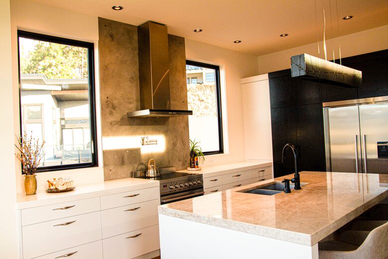 Contemporary Kelowna Escape with Panoramic Views - Kelowna, Canada