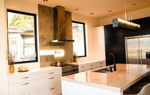 Contemporary Kelowna Escape with Panoramic Views - Kelowna, Canada