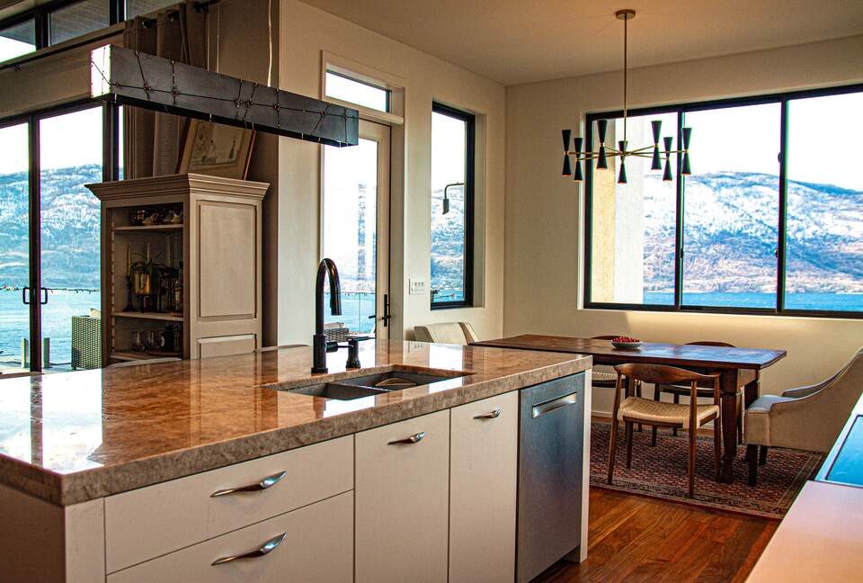 Contemporary Kelowna Escape with Panoramic Views - Kelowna, Canada