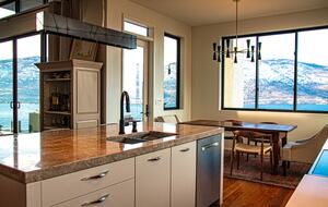 Contemporary Kelowna Escape with Panoramic Views - Kelowna, Canada