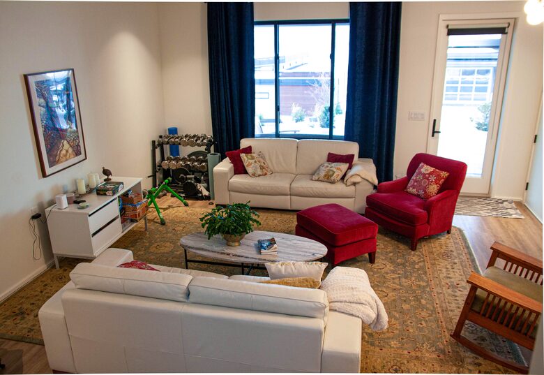 Contemporary Kelowna Escape with Panoramic Views - Kelowna, Canada