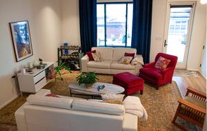 Contemporary Kelowna Escape with Panoramic Views - Kelowna, Canada