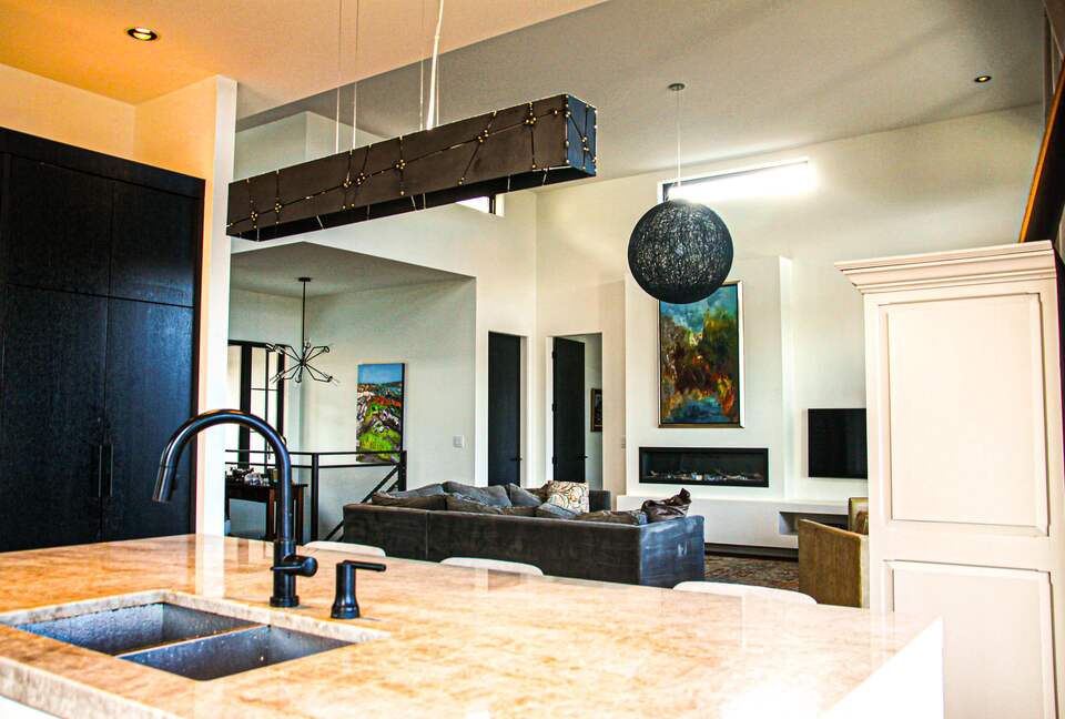 Contemporary Kelowna Escape with Panoramic Views - Kelowna, Canada