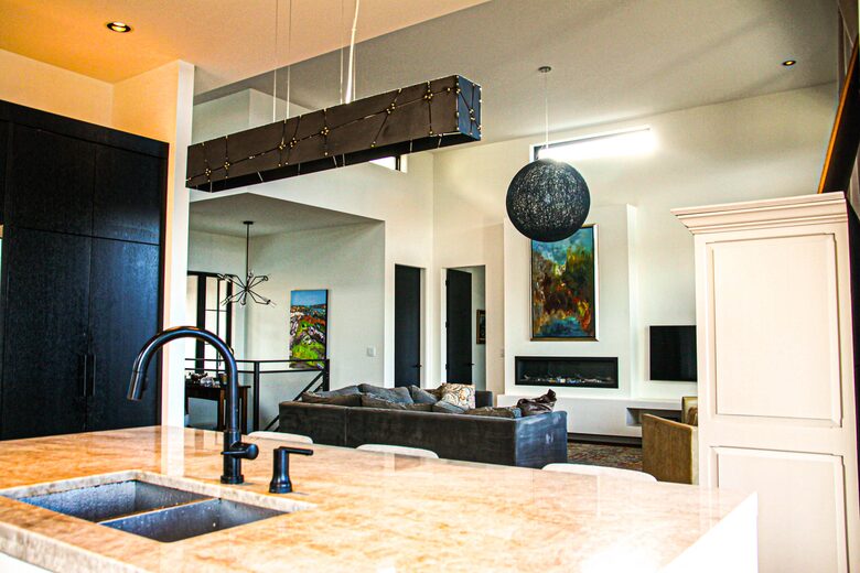 Contemporary Kelowna Escape with Panoramic Views - Kelowna, Canada