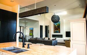 Contemporary Kelowna Escape with Panoramic Views - Kelowna, Canada