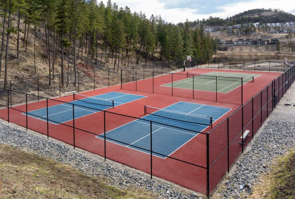 Contemporary Kelowna Escape with Panoramic Views - Kelowna, Canada