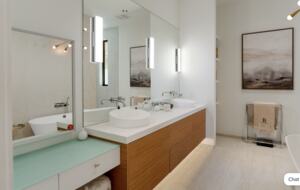 Contemporary Kelowna Escape with Panoramic Views - Kelowna, Canada