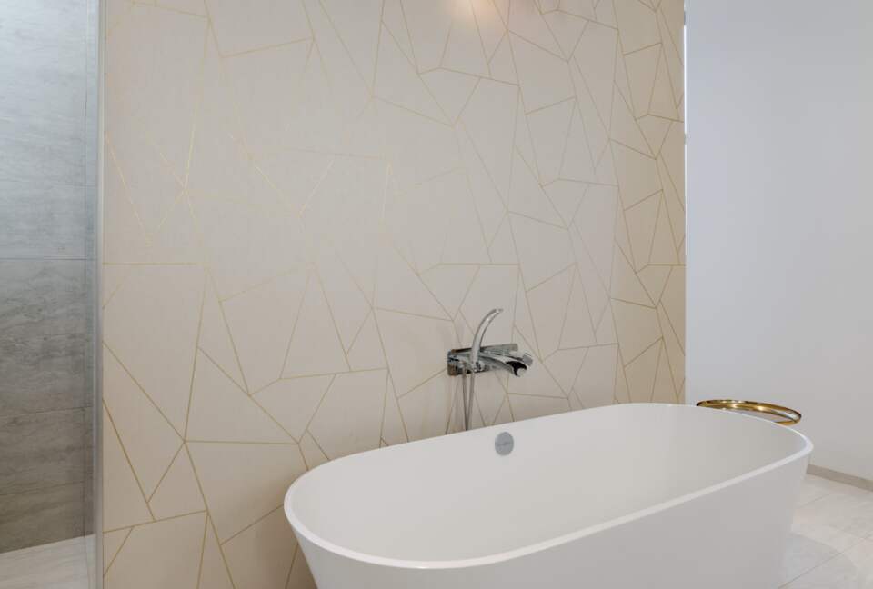 Contemporary Kelowna Escape with Panoramic Views - Kelowna, Canada