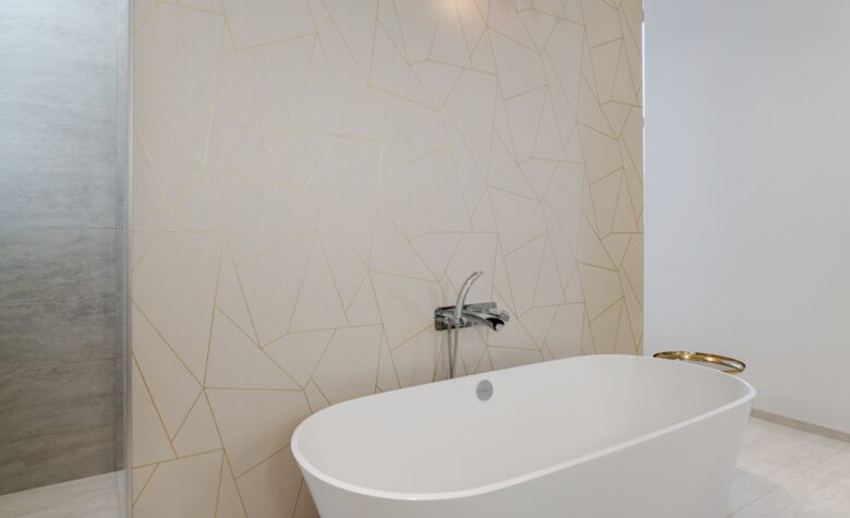 Contemporary Kelowna Escape with Panoramic Views - Kelowna, Canada