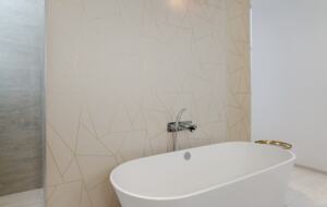 Contemporary Kelowna Escape with Panoramic Views - Kelowna, Canada