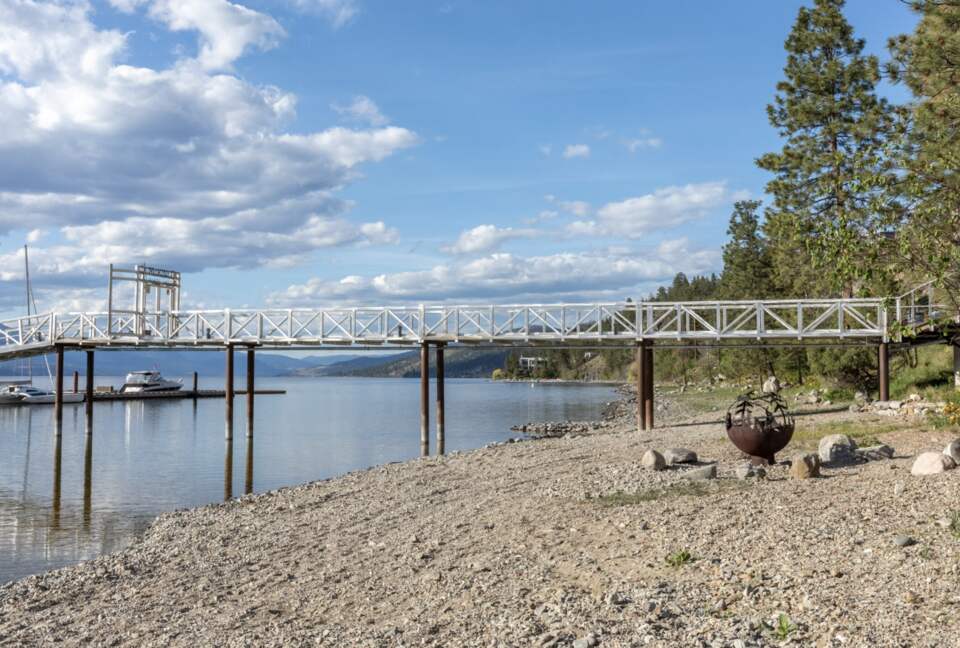 Contemporary Kelowna Escape with Panoramic Views - Kelowna, Canada