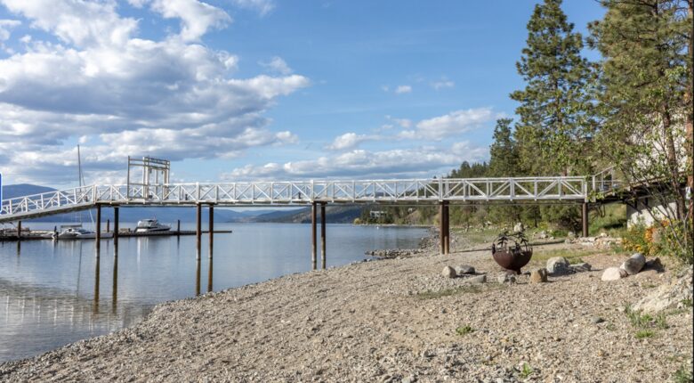 Contemporary Kelowna Escape with Panoramic Views - Kelowna, Canada