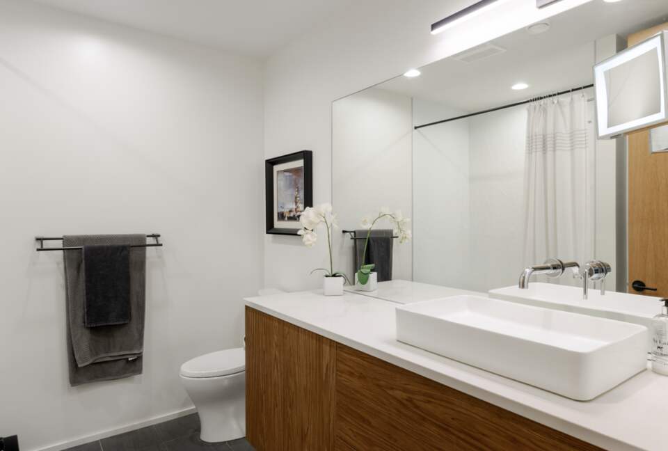 Contemporary Kelowna Escape with Panoramic Views - Kelowna, Canada